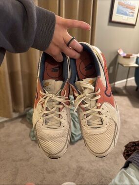 Nike Men’s Cream and Orange Low-Top Sneakers with Navy Swoosh. Men’s 8